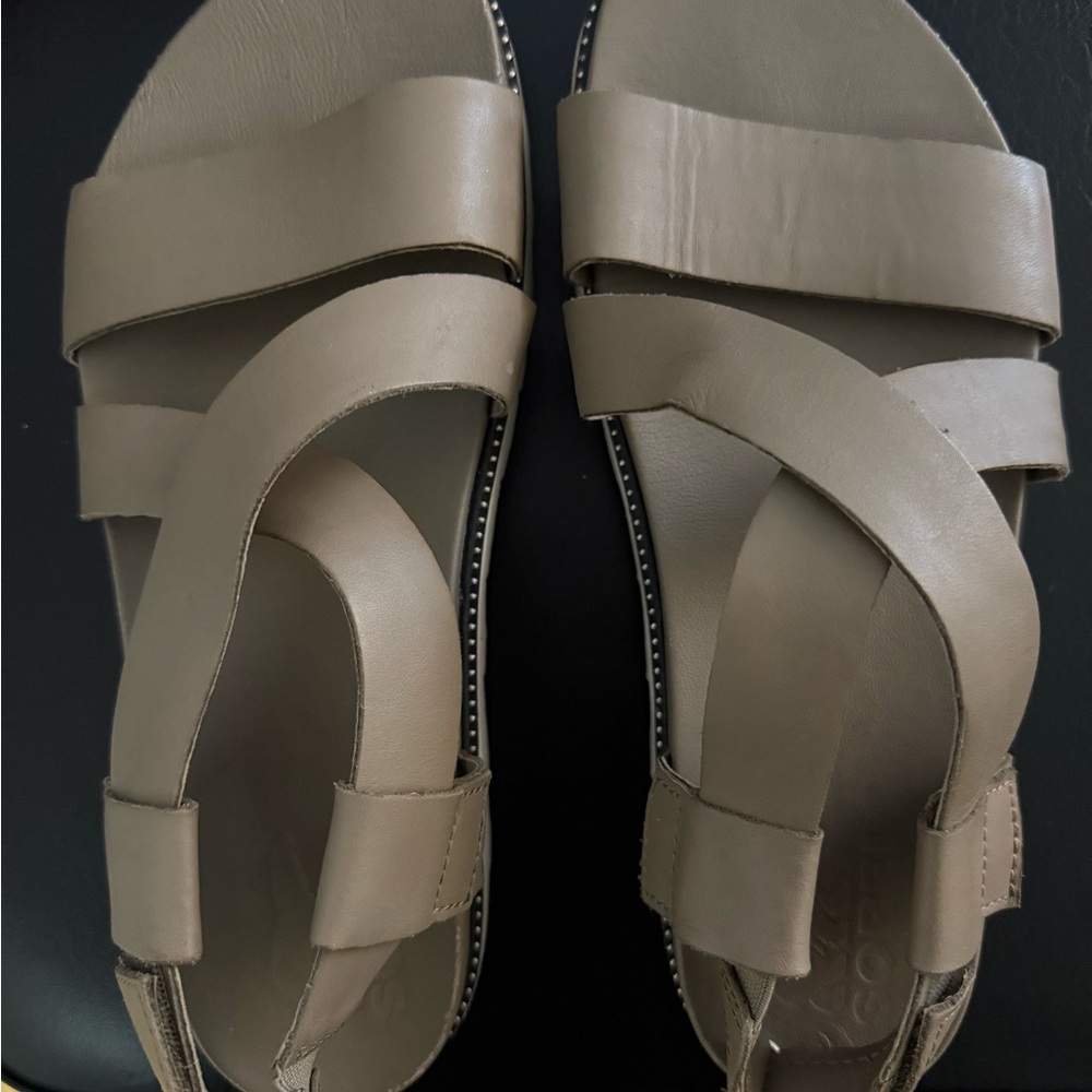 Sorel Roaming Criss Cross Sandals in Khaki
